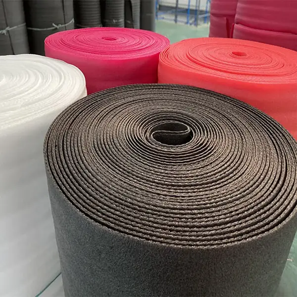 Cuộn xốp PE Foam trắng khổ lớn trong nhà máy