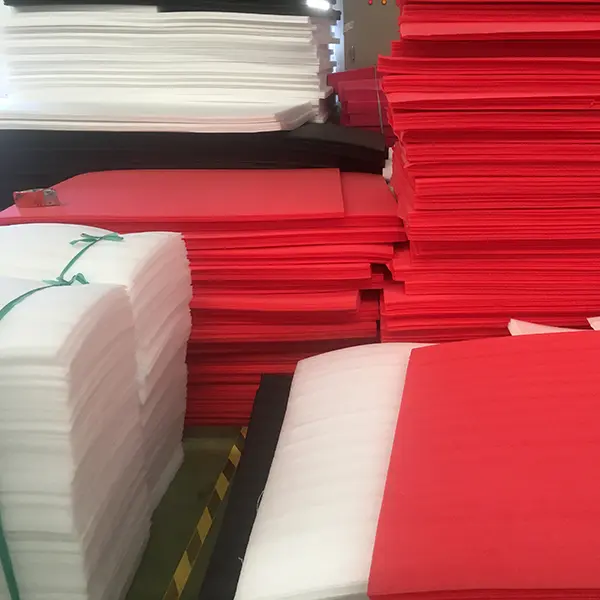 Tấm PE Foam dày đặt trên bàn nội thất